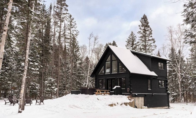 Saint-Faustin-Lac-Carre Chalet De Esquí | Spa, Climbing Wall & Arcade~Golf, Biking & Trails!