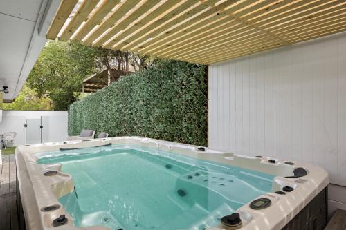 Belmont Casa | Spa Haus Belmont- 2 King beds, Spa, Pets Welcome, Beaches, Golf, Shopping, Geelong