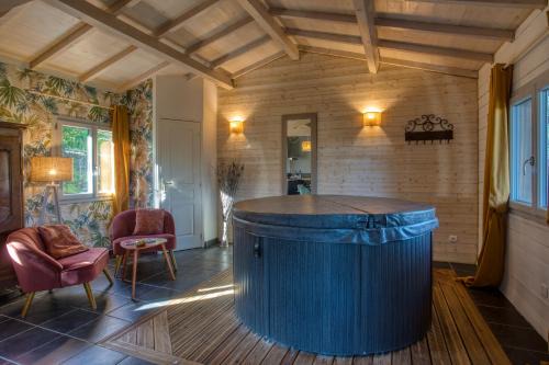 Saint-Cybranet Chalet De Esquí | spa privatif intérieur du chalet -la truffe- le bois de la pause-