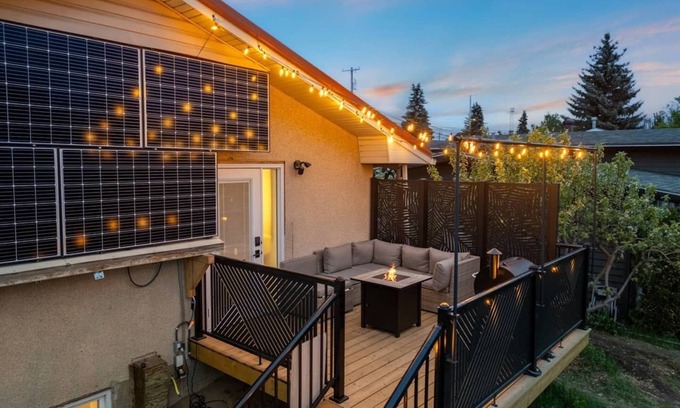 Edmonton Casa | Spa vibes, game room fun, and two decks. Just minutes from Whyte Ave & Downtown.