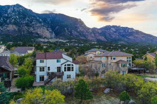 Southwest Colorado Springs Casa | Space Command A plus Views BBQ Games Prime Location