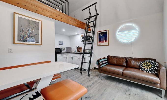 MLK Apartamento | Space Cowboy: Modern Tiny House in East Austin