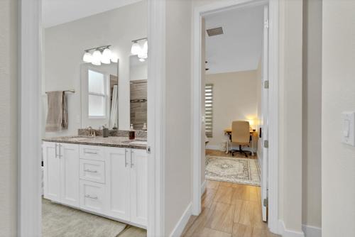 Wedgefield Casa | SpaceX BY R2 Shared Bath