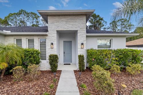 Wedgefield Casa | SpaceX BY R3 Shared Bath