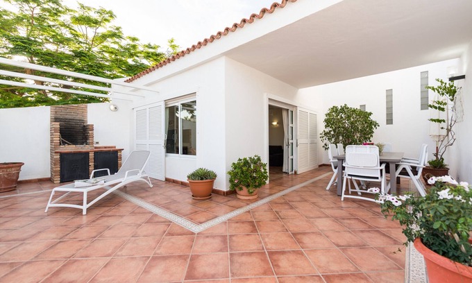 Maspalomas Chalet De Esquí | Amplio alojamiento en zona muy tranquila y cerca de todos los servicios