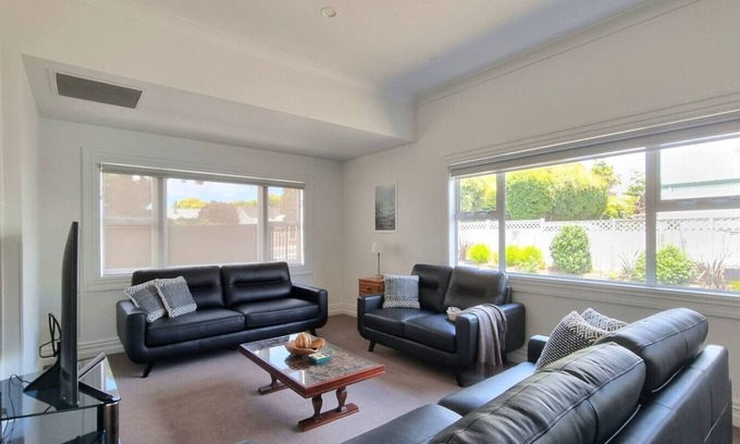 Remuera Apartamento | Spacious 5-bedroom Bungalow in Remuera w Parking