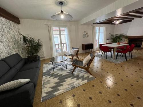 Ay Apartamento | SPACIEUSE MAISON DE VILLE avec garage privé fermé