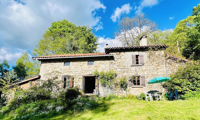 Ambert Otro | Spacieuse maison en pierre de taille nichée à la lisière de la forêt!