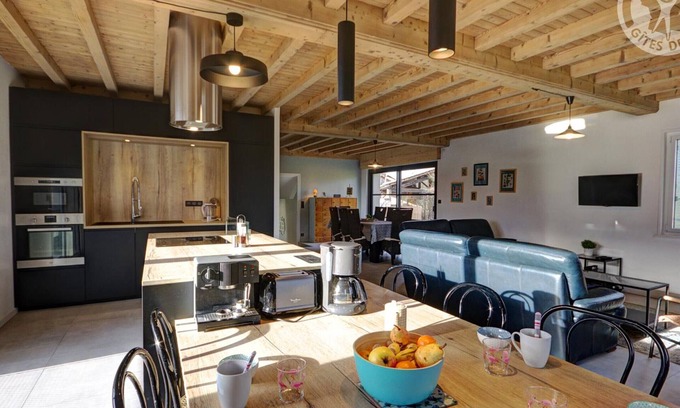 Saint-Just-Saint-Rambert Cabaña | Amplio Gîte Renovado con Jardín, Terraza, Equipamiento Moderno y Chimenea en Saint-Just-Saint-Rambert