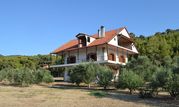 Loutraki-Agioi Theodoroi Casa | Spacious Villa in nature with a swimming pool !