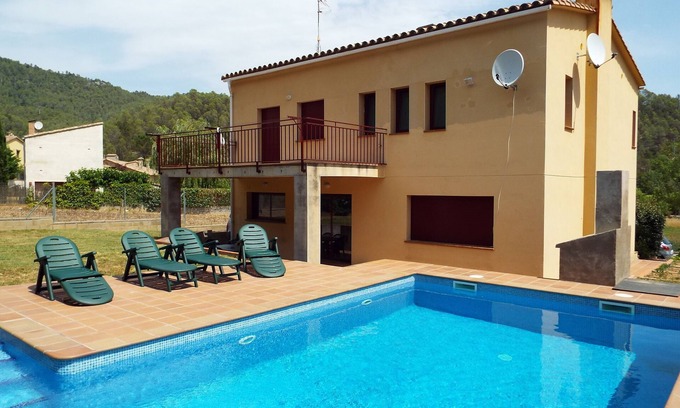Sant Llorenc de la Muga Casa | Amplia casa de 5 dormitorios con gran piscina privada y jardín