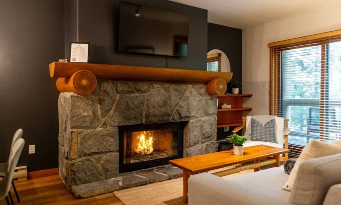 Nordic Estates Casa | Spacious 1.5BR: 5 min to Village with Private Hot tub & Pool!