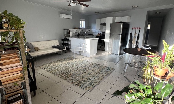 Greater East End Apartamento | Spacious 1 bed / 1 bath with granite kitchen - just a mile from EaDo/Stadiums