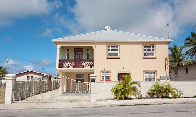 Silver Sands Apartamento | Spacious, 1 bedroom apt with AC & WI FI, in Ch. Ch. on public transport route.