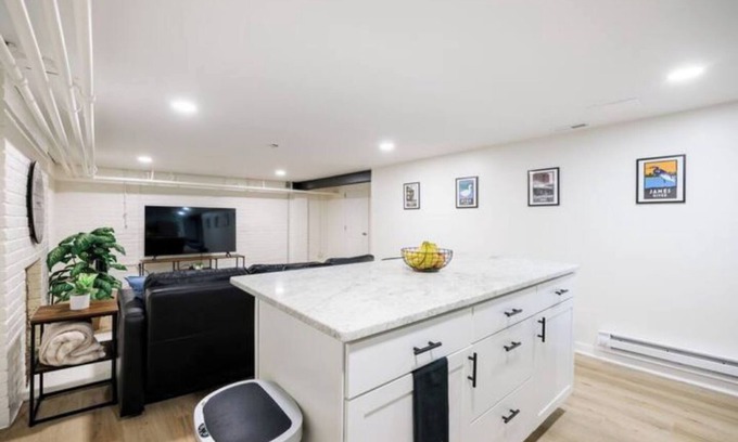 Richmond Apartamento | Spacious 1 bedroom, 1 bathroom unit w/ private entrance, on site parking+laundry