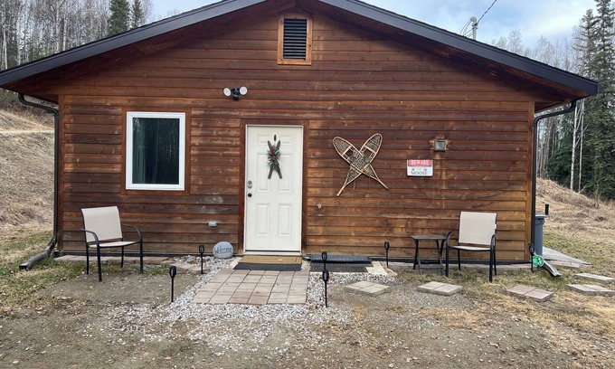 Fairbanks Cabina | Spacious 1-Bedroom Alaskan Cabin in the hills.
