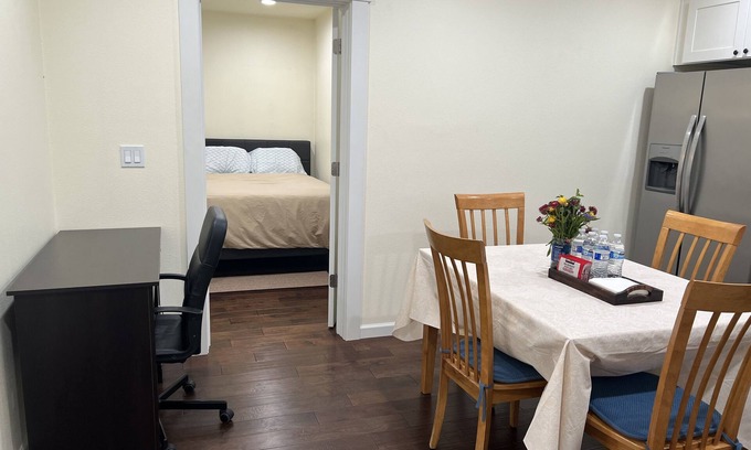Silver Lake Casa | Spacious 1 bedroom apartment 2 mins to shopping malls and restaurants