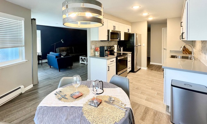 Renton Apartamento | Spacious 1 bedroom apartment. Full kitchen, in-unit laundry. Free parking.