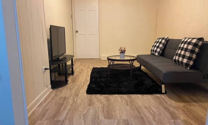 Baychester Apartamento | Spacious 1 bedroom apt. Close to mall and transit