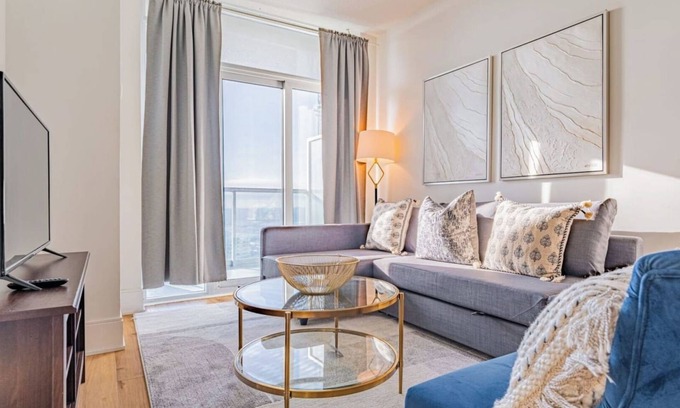 Downtown Mississauga Condominio | Spacious 1 Bedroom+ Den, 1 Bath Condo/ Square One
