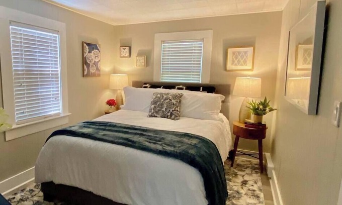Edgecomb Cabaña | Spacious 1 Bedroom Cottage Close to Everything 2
