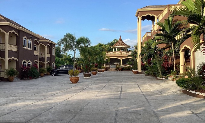 Runaway Bay Apartamento | Spacious 1 Bedroom Apartment with En-Suite, Open Kitchen and Living Room