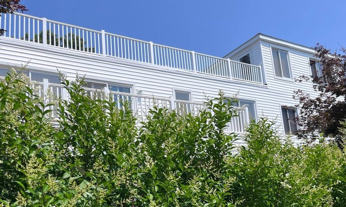 Morgan Point Apartamento | Spacious 1-bedroom penthouse apartment with ocean views