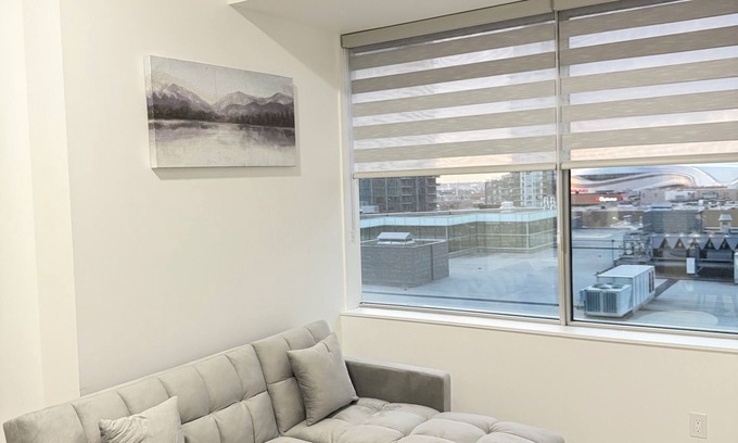 Downtown Edmonton Apartamento | Spacious 1 Bedroom with City Views by Rogers