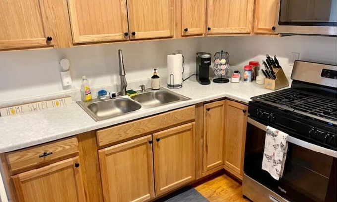 Poughkeepsie Villa | Spacious 1 BR Unit w/ Washer-Dryer and Parking