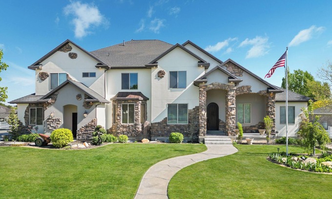 Bluffdale Casa | Spacious 10-bedroom house with AC, fitness room in charming Bluffdale