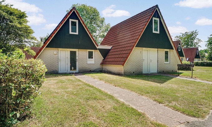 Municipality of Hardenberg Casa | Spacious 10-person family house with 5 bedrooms, 2 bathrooms, full kitchen and large garden at holiday park ’t Hooge Holt.