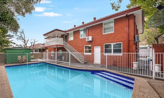 Bexley North Casa | Spacious 11-bedroom house in fabulous Bexley North with AC, WiFi with Pool