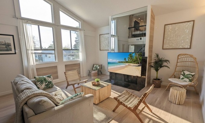 Alamitos Beach Condominio | SPACIOUS 1600sqft Beach Pad - 3min Walk to Sand, AC, Patio, 75" TV, Strong WiFi