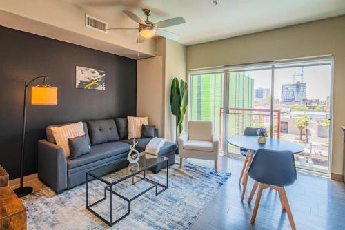 Evans Churchill Apartamento | Spacious 1BD DT, Parking, Gym, W-D, Roosevelt Row