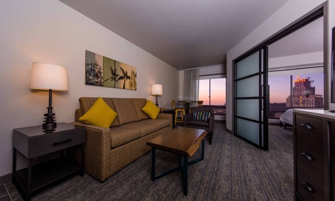 East Village Apartamento | Spacious 1bdrm suite in Gaslamp Qtr, SanD; walk to conv ctr, museums
