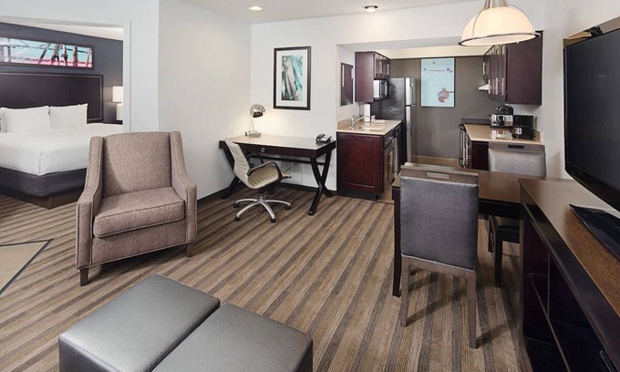 Las Colinas Hotel | Spacious 1BR King w/ Pool Access 1 mile from Irving Convention Center