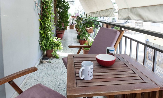 Piraeus Apartamento | Spacious 2 Bd Pireas Apt with Cozy Balcony