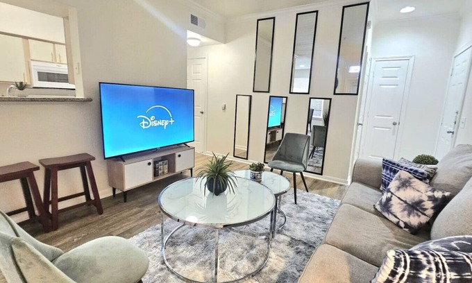 MacGregor Apartamento | Spacious 2 Bed 2 Bath | 9 minutes from Downtown