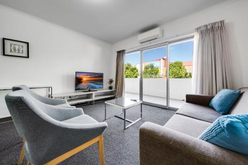 Greenway Apartamento | Spacious 2-Bed Conveniently by Lake Tuggeranong