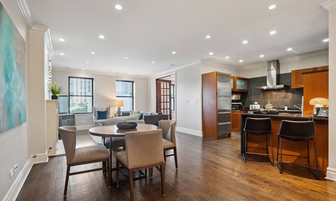 Gold Coast Apartamento | Spacious 2 Bed Downtown Chicago with Housekeeping and Laundry. Dogs Welcome.