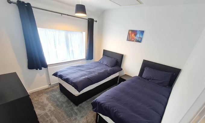 Woodingdean Casa | Moderno-Casa-Baño Privado-Vista al Jardín-building 1