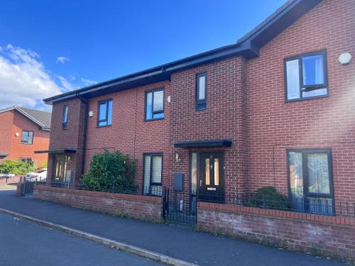 Levenshulme Casa | Spacious 2 bed house in Manchester with Private Parking