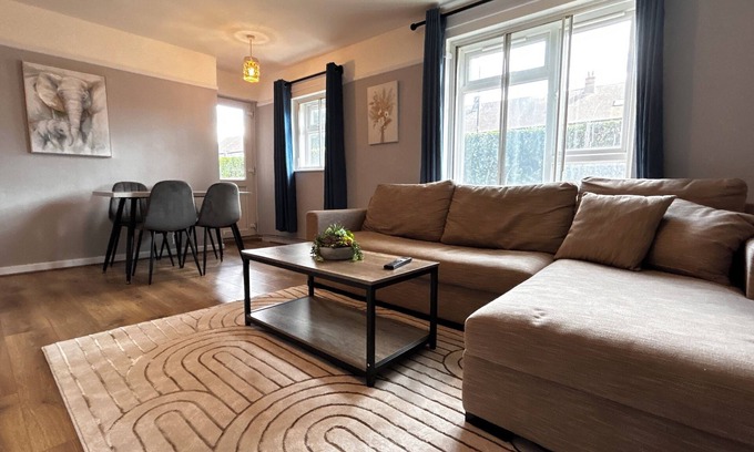 Southall Broadway Apartamento | Spacious 2 Bed in Southall near Heathrow Airport with Free WiFi