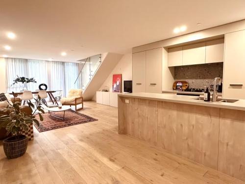 Dickson Apartamento | Spacious 2 Bed Room Split Level Apartment