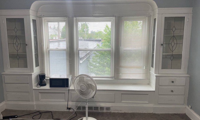 Garfield Heights Apartamento | Spacious 2-bedroom apartment in fabulous Garfield Heights with AC, WiFi 17L