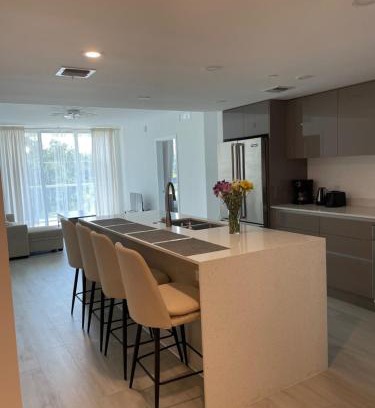 North Miami Apartamento | Spacious 2 Bedroom, 2 Bathroom condo with heated outdoor pool and jacuzzi!