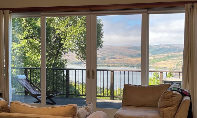 Inverness Casa | Spacious, 2-bedroom, 2-bathroom house with breathtaking view of Tomales Bay.