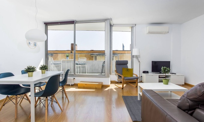 La Vila Olimpica del Poblenou Apartamento | Amplio apartamento de 2 dormitorios con balcón cerca de la playa