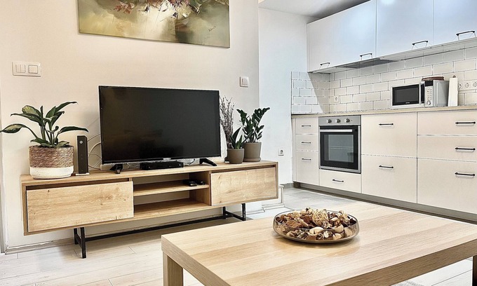 Corvin negyed Apartamento | Spacious, 2-bedroom apartment in Budapest with AC & Netflix