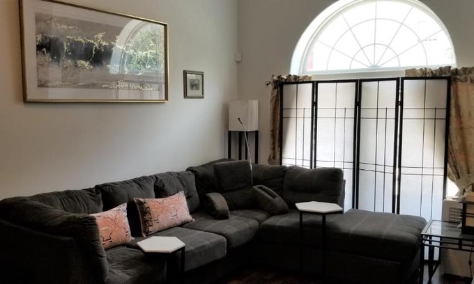 Downtown Baltimore Apartamento | Spacious 2 bedroom apartment with free parking